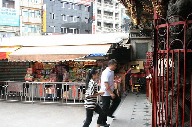 廟の横はお供え物の店