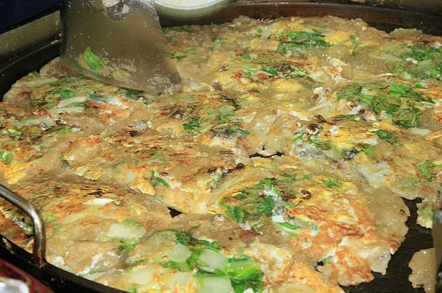 台北の夜市のオワジェンと違い、フライパン一面に焼いてから、切ります