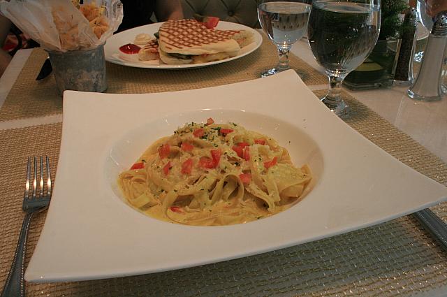 モッチリパスタにホタテがゴロゴロ。美味～