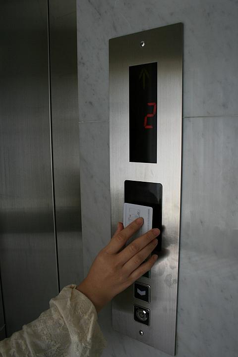 宿泊客はカードキーで入ります