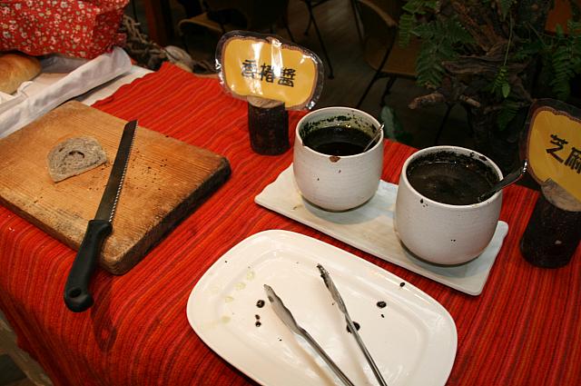 パンにつけるのは、ゴマか香椿というバジルのようなもの