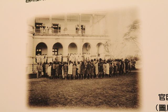 官邸を訪れた来賓の中には原住民の姿もありました