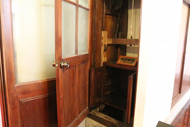 食事を1階から2階へ運ぶ当時としては最新鋭のエレベーター