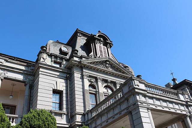 エントランスの屋根部分は複雑な構造です