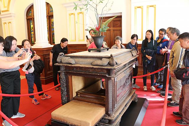 あまりにも華美過ぎて何を入れたらいいかわかりません