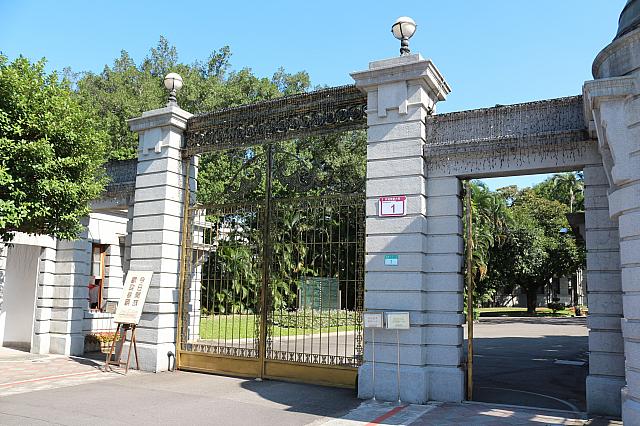 こちらの門から入っていきます