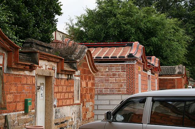 レストラン横は古い家屋の民宿