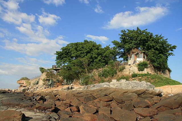 島を反対側から見上げました