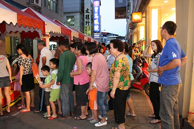 列に並ぶ人たちもいます