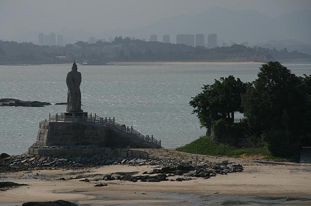 鄭成功の像の向こうにはアモイが！