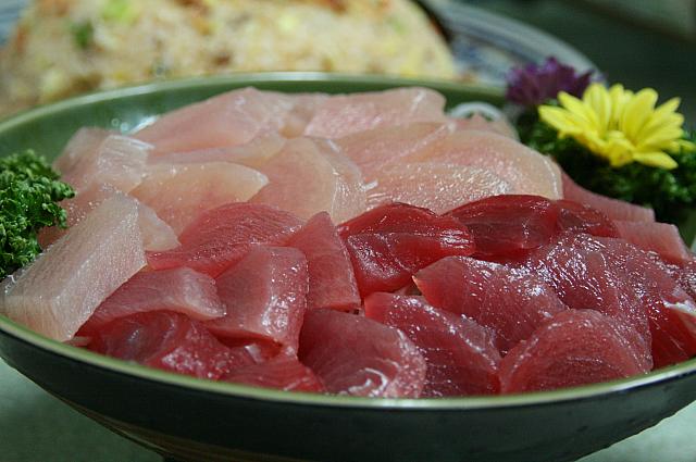 マグロの刺身　東港と言えば、まぐろ。ここまで来てマグロを食べずに帰ったら、何しに来たの？と言われるほどです。