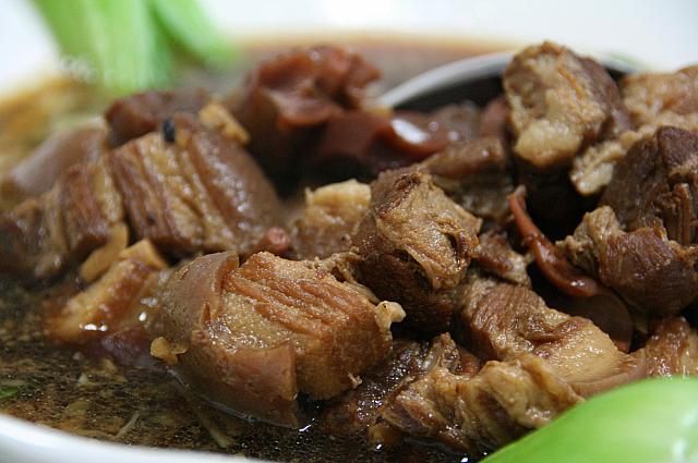 鱿香東坡肉　スルメの出汁で煮た油身の豚肉。肉にまろやかさと深さが加わり、出汁も白いご飯にかけて一緒にいただきましょう。