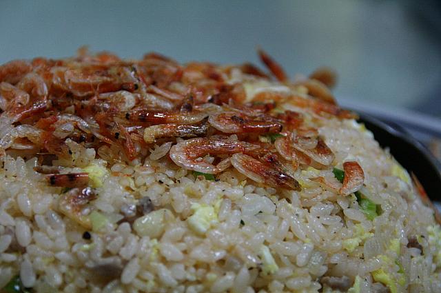 桜エビチャーハン　
これも東港名産で、台北だととっても高価な干しエビです。色もきれいで、チャーハンの上で踊っているようです。