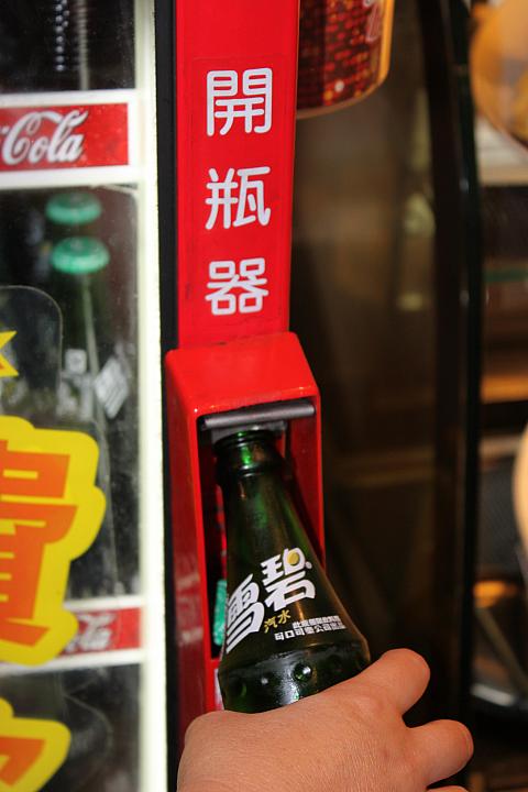 冷蔵庫横のせん抜きもかわいい