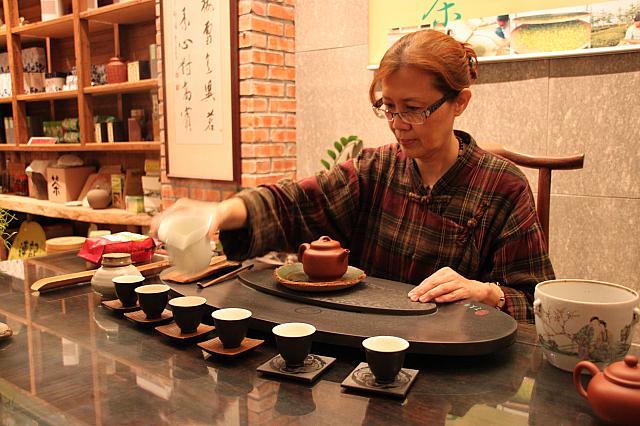 お茶を入れます