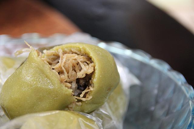 緑茶粿
客家の料理にもこういうお餅がありますが、こちらは餅に緑茶が練りこまれています。中身は切干大根の塩味風味。オススメです。
