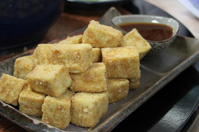 緑茶炸豆腐
たまご豆腐を緑茶粉で揚げています。中はフワフワ。外側はサックリ。あっさり風味の豆腐料理でした。
