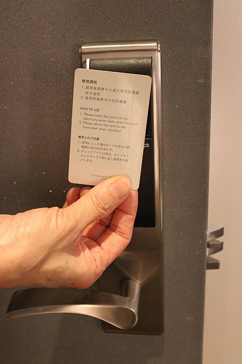 カードをかざすだけでドアが開きます