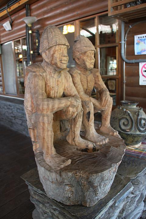 園内の彫刻は、販売しているものもあります