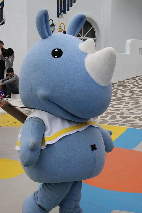 主役の「犀牛大義」みずからテクテク歩いております
