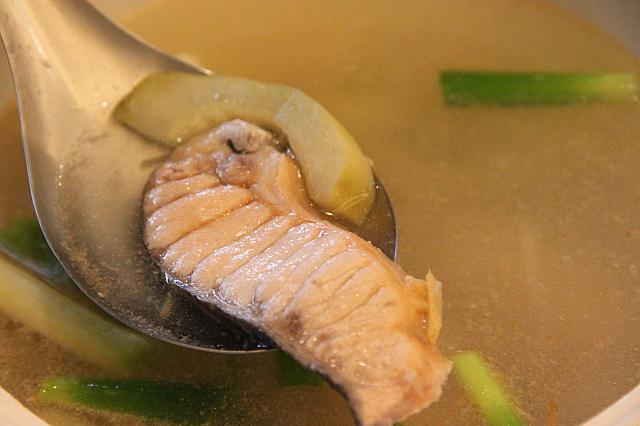 カヅキ油のスープ。ピクルス入りですっぱいです。夏場に食べたい一品