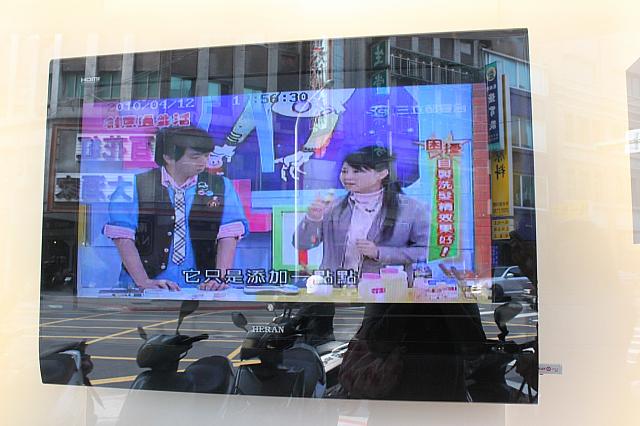 映像右の女性が案内役の曾雅慧さん。美肌！