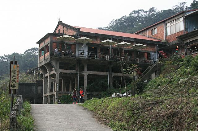 昔の建物がカフェに