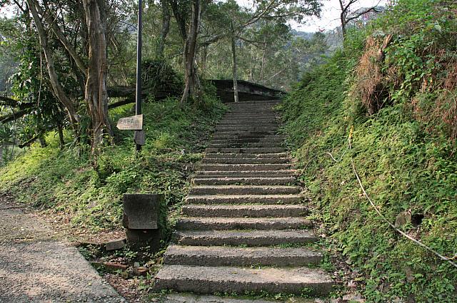 駅裏の山を登っていくと