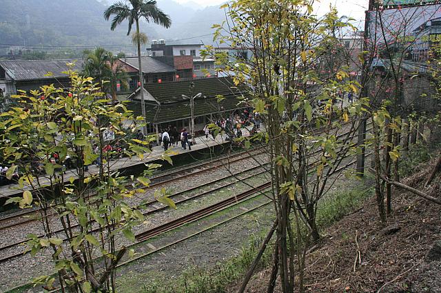 広場から見た駅