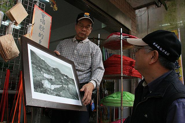 お店の人がかつての写真を見せてくれました