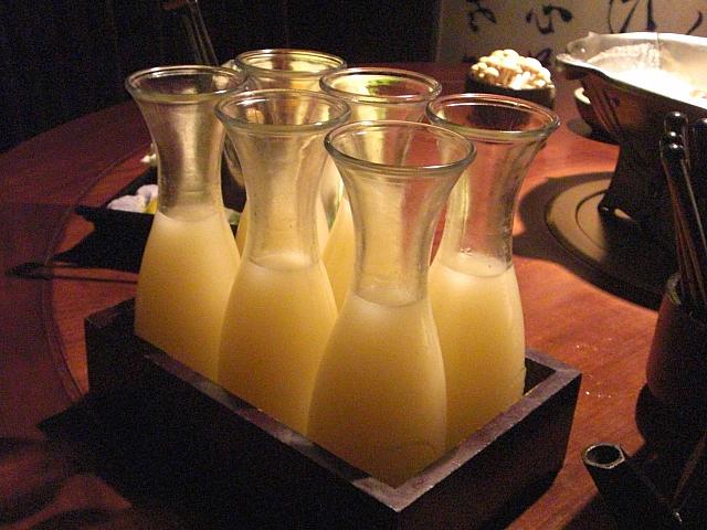 注ぎ足し用にテーブルにおいてあるスープ。薄口で、これにも何か秘密があるような。
