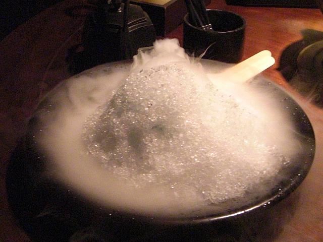 ドライアイスの煙たなびく、この氷の正体は・・・