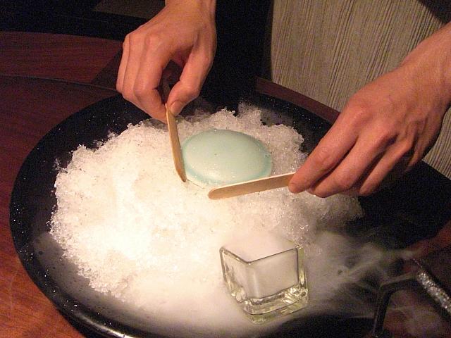 中から現れた小さなツボ。