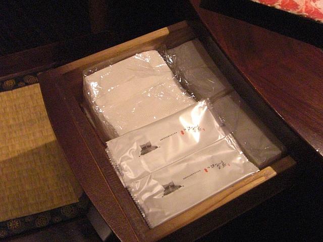どのテーブルにも引き出しが。