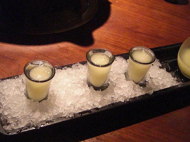 食事が一段落したところで出てくる、カルピスのようなシャーベットで口や胃もすっきり。