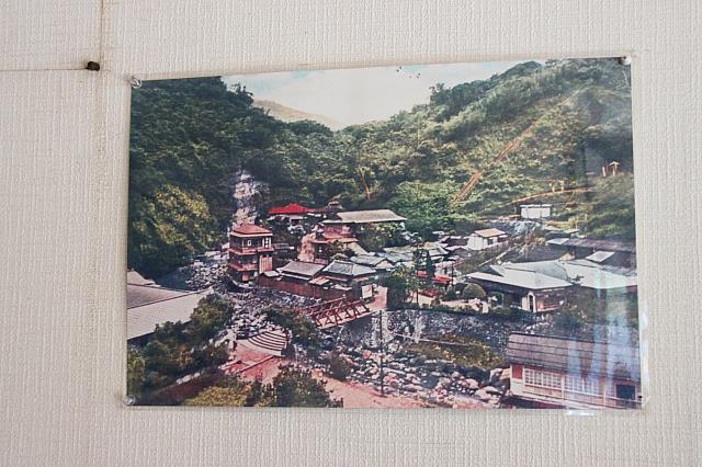 昔の温泉街の写真が飾ってありました