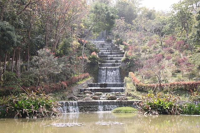 池の前にはベンチがあって、バラ園もすぐ横にあります