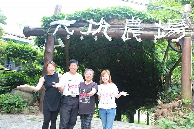 左から次女、パパ、ママ、3女です
