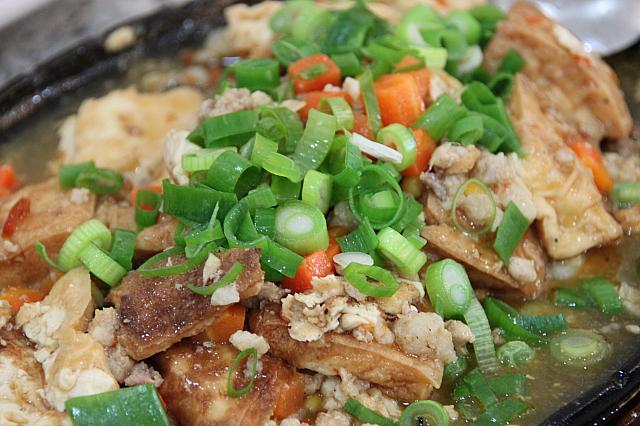 【鉄板豆腐】東莒のお豆腐は「アサリ・スイカ」と並んで東莒名物だとされています。特に「國利豆腐店」の豆腐がとても有名です。厚揚げのような豆腐は豆腐自体の味も濃く、ジューシー！是非食べてみてください。