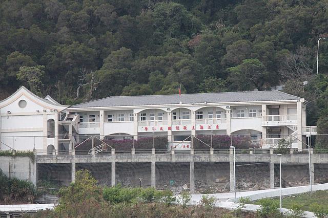 真っ白な小学校