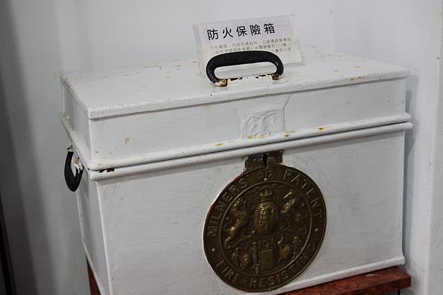 鉄で作られた防火保険箱。表に付けられたエンブレムがイギリスの国章になっています！