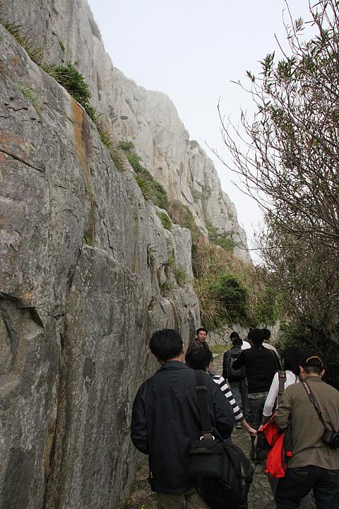 崖のすぐ横を歩きます