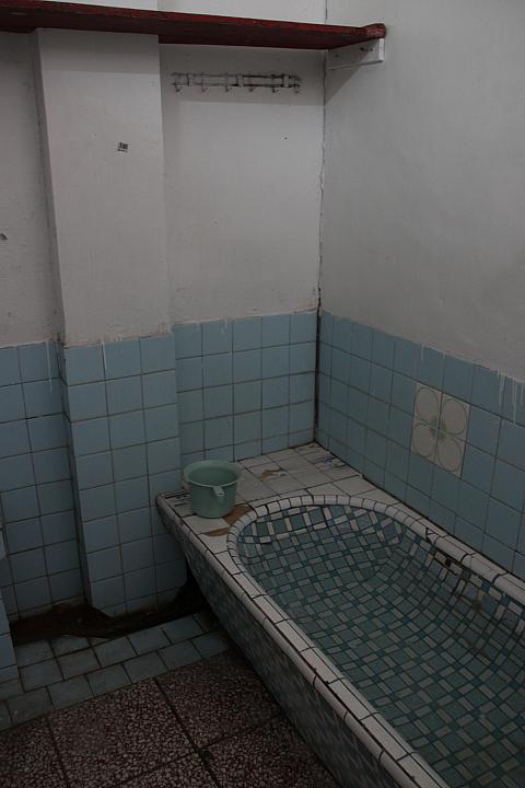 湯船は狭め