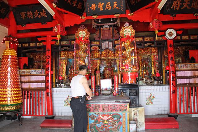 真ん中に天后聖母、右側に鐵甲元師