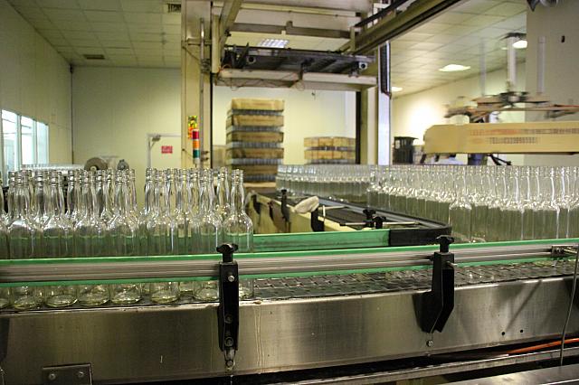 洗浄された瓶に