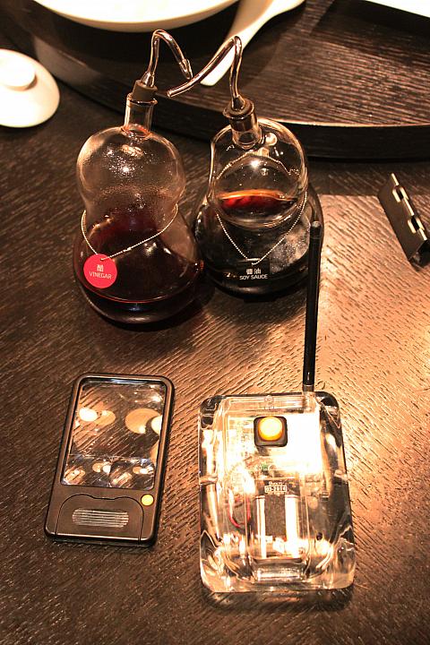 呼び出しベルや虫メガネ、ひょうたん型のしょうゆ入れ