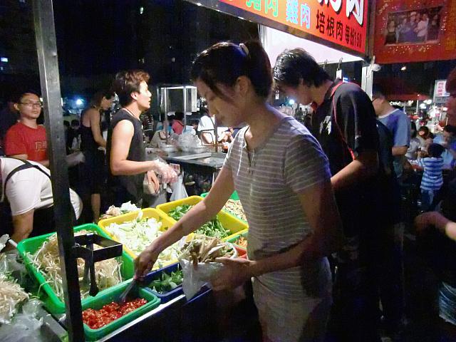 辛いのがお好きな方は赤唐辛子を忘れずに。みなさん、山のように野菜を盛っていますよ。