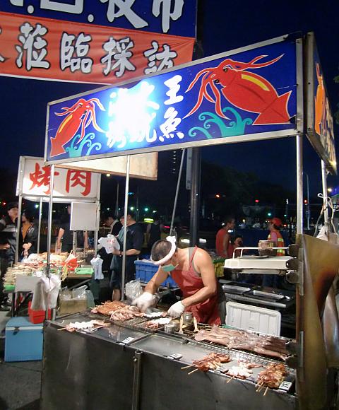 イカ焼きのお店を発見。日本と同じで醤油で焼いてます。