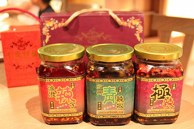 お土産に！辣椒・ラー油各340元/瓶、988元/3瓶セット 