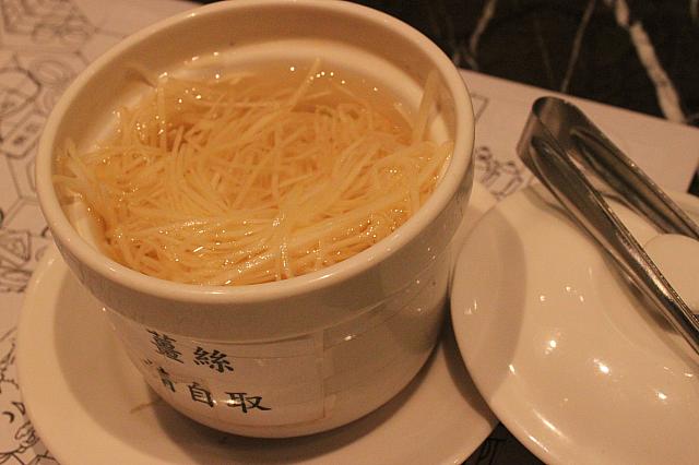 小籠包に必須のショウガはあらかじめテーブルにセット。お好きなだけどうぞ！